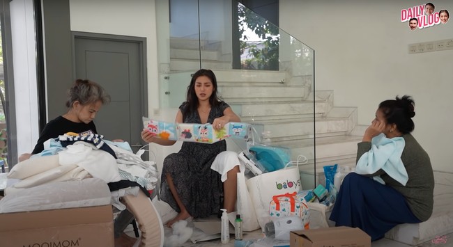 Demi kenyamanan dan keamanan sang anak, Jessica juga telah menyiapkan matras untuk samping tempat tidurnya. Matras tersebut tampak dihiasi dengan gambar-gambar yang lucu. Foto: YouTube/Jessica Iskandar