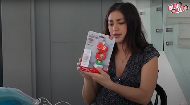 Tak ketinggalan, Jessica Iskandar juga telah menyiapkan mainan-mainan dan beragam perlengkapan seperti dot bayi, botol susu, dan juga perlengkapan saat dirinya menyusui nanti. Foto: YouTube/Jessica Iskandar