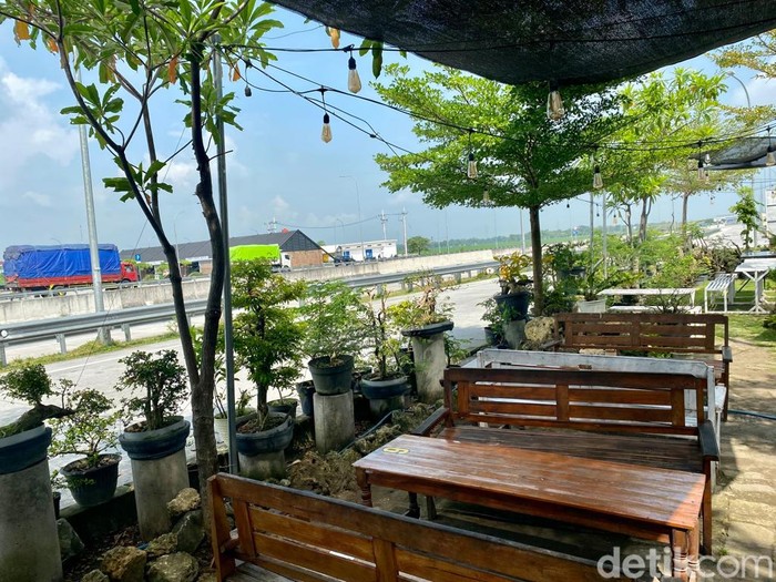 Kafe kekinian di rest area KM 575 Solo-Ngawi