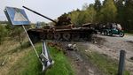 Rusak Imbas Perang, Kendaraan Tempur Rusia Jadi Objek Foto di Ukraina