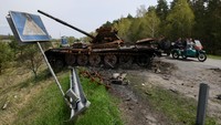 Kendaraan tempur Rusia yang rusak berat imbas perang di Ukraina tampak ditinggalkan begitu saja di sejumlah daerah Ukraina. (Vladyslav Musiienko/Reuters).