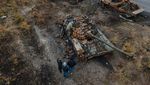 Rusak Imbas Perang, Kendaraan Tempur Rusia Jadi Objek Foto di Ukraina