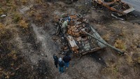 Tak sedikit warga yang menjadikan kendaraan tempur Rusia yang rusak berat dan ditinggalkan itu sebagai objek foto. (Alexey Furman/Getty Images).