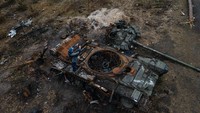 Seperti diketahui, kerugian materil imbas perang tak hanya dirasakan Ukraina, Rusia juga turut menderita kerugian cukup besar. Mengutip Yahoo News, Jumat (8/4/2022), Kemenhan Ukraina mengklaim ratusan tank Rusia rusak. Terlebih Ukraina dibantu rudal penghancur tank canggih seperti Javelin dari Amerika Serikat dan Next Generation Antitank Weapon dari Inggris. (Alexey Furman/Getty Images).