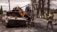 Dua bulan perang, sejumlah wilayah di Ukraina kini tampak seperti kuburan kendaraan-kendaraan tempur Rusia yang ditinggalkan dalam kondisi rusak berat. (Chris McGrath/Getty Images).