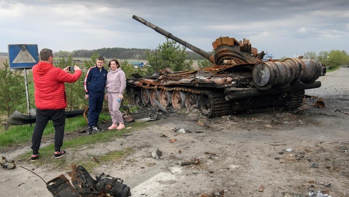 Kala Kendaraan Tempur Rusia Jadi Objek Foto di Ukraina Sejumlah kendaraan tempur Rusia ditinggalkan dalam keadaan rusak berat di Ukraina. Ada saja warga yang menjadikan kendaraan tempur itu sebagai objek foto.