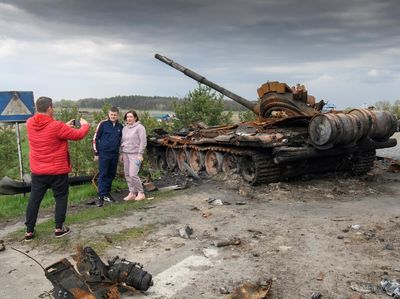 Rusak Imbas Perang, Kendaraan Tempur Rusia Jadi Objek Foto di Ukraina