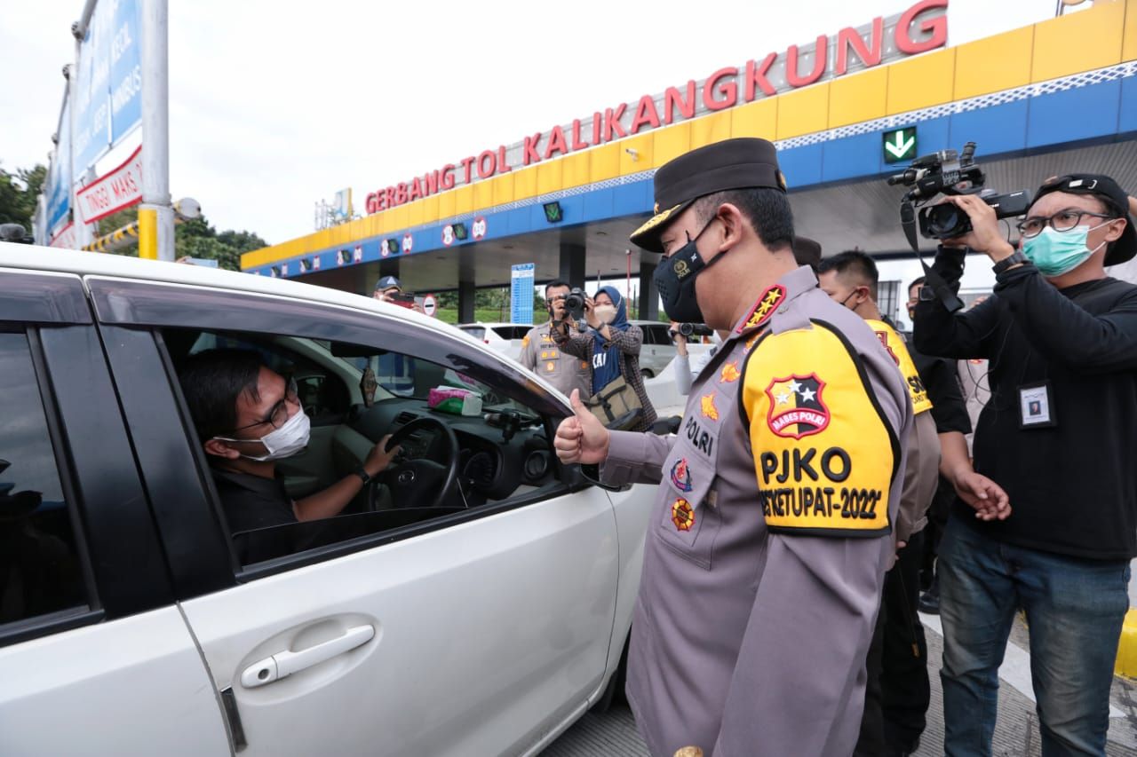 Kapolri Jenderal Listyo Sigit meninjau GT Kalikangkung