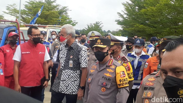 Kapolri Jenderal Listyo Sigit Prabowo mengecek persiapan di GT Kalikangkung, Semarang, Rabu (27/4/2022).