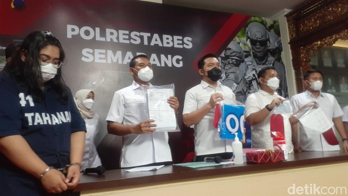 Polisi menunjukkan barang bukti kasus penipuan dengan modus menjual popok berhadiah emas di Semarang, Rabu (27/4/2022).