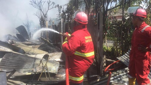 Petugas dari Dinas Damkar Klungkung saat melakukan pemadaman di lokasi kejadian