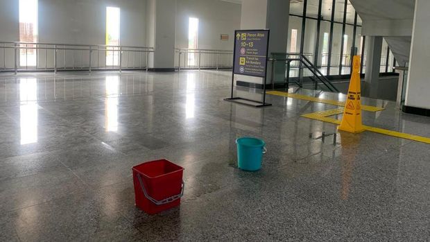 Kebocoran atap di Stasiun Manggarai, Rabu (27/4/2022).