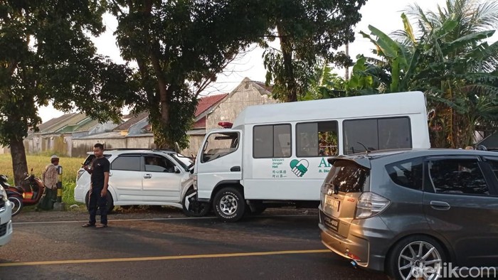 Kecelakaan adu banteng Ambulans ARIO dengan Toyota Rush di Probolinggo.