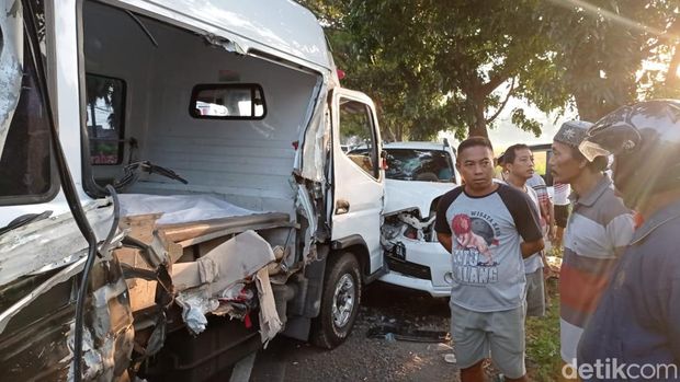 Kecelakaan adu banteng Ambulans ARIO dengan Toyota Rush di Probolinggo.