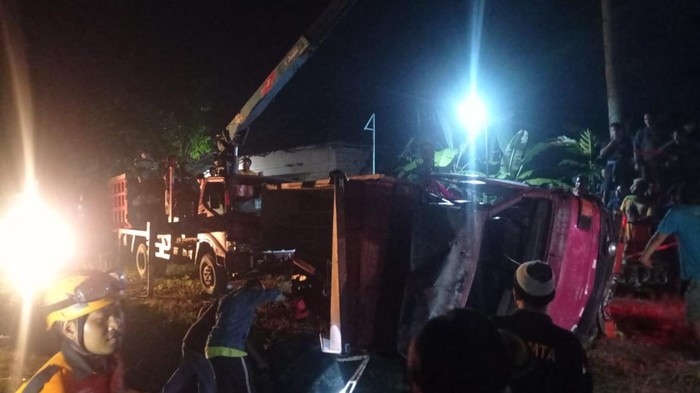 Kecelakaan KA Lodaya relasi Solobalapan-Stasiun Bandung dengan truk di perlintasan sebidang antara Stasiun Patukan-Stasiun Rewulu, Sleman, Selasa (26/4/2022).