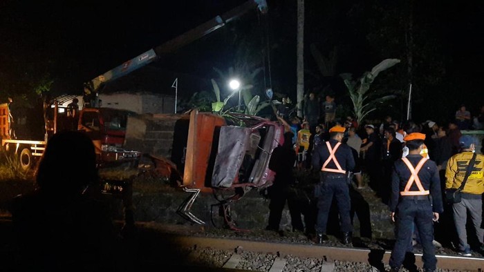 Kecelakaan KA Lodaya relasi Solobalapan-Stasiun Bandung dengan truk di perlintasan sebidang antara Stasiun Patukan-Stasiun Rewulu, Sleman, Selasa (26/4/2022).