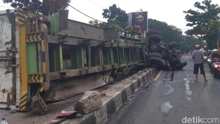 Kecelakaan tujuh kendaraan di Banyumanik, Semarang, Rabu (27/4/2022).