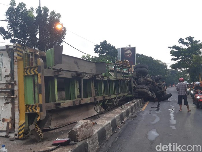 Kecelakaan tujuh kendaraan di Banyumanik, Semarang, Rabu (27/4/2022).