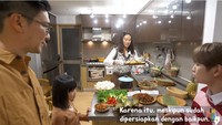 Onew SHINee disambut baik oleh keluarga yang aktif membagikan vlog di YouTube itu. Tak hanya berbincang, tapi juga dijamu aneka masakan Sunda yang nikmat. Foto: YouTube Kimbab Family