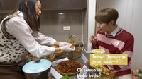 Mama Gina juga memperkenalkan rempah-rempah Indonesia yang sering digunakan untuk memasak. Seperti jahe, kunyit, kencur, hingga kemiri. Foto: YouTube Kimbab Family