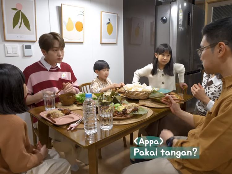 10 Potret Onew SHINee Makan Masakan Sunda di Rumah Kimbab Family