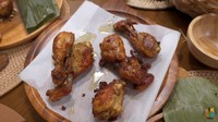 Ayam goreng khas Indonesia juga disiapkan oleh Mama Gina. Onew sangat menyukai ayam goreng berbumbu rempah itu. Foto: YouTube Kimbab Family