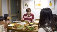 Onew mengungkapkan kalau ia telah menghabiskan 6 potong ayam. Idol K-Pop ini juga mengungkapkan kalau masakan Mama Gina sangatlah lezat. Foto: YouTube Kimbab Family