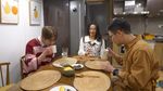 10 Potret Onew SHINee Makan Masakan Sunda di Rumah Kimbab Family