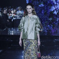 Mel Ahyar memaknai arti kata Idul Fitri yang artinya kembali. Mel pun menghadirkan koleksi ready to wear bertema Kembali Kain di mana dia mengajak pecinta fashion untuk memakai kain tradisional sebagai baju Lebaran 2022.  Foto: Mohammad Abduh/Detikcom.