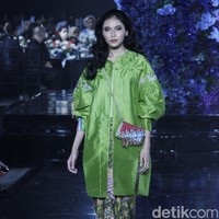 Mel Ahyar memaknai arti kata Idul Fitri yang artinya kembali. Mel pun menghadirkan koleksi ready to wear bertema Kembali Kain di mana dia mengajak pecinta fashion untuk memakai kain tradisional sebagai baju Lebaran 2022.  Foto: Mohammad Abduh/Detikcom.