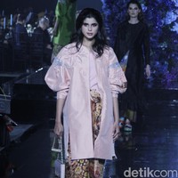 Mel Ahyar memaknai arti kata Idul Fitri yang artinya kembali. Mel pun menghadirkan koleksi ready to wear bertema Kembali Kain di mana dia mengajak pecinta fashion untuk memakai kain tradisional sebagai baju Lebaran 2022. Foto: Mohammad Abduh/Detikcom.