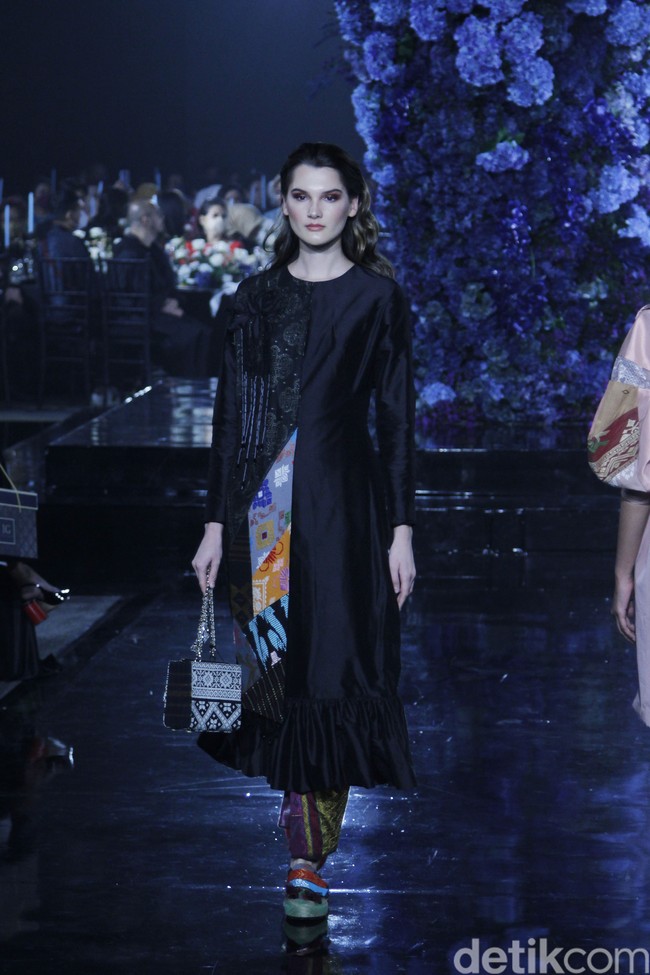 Mel Ahyar memaknai arti kata Idul Fitri yang artinya kembali. Mel pun menghadirkan koleksi ready to wear bertema Kembali Kain di mana dia mengajak pecinta fashion untuk memakai kain tradisional sebagai baju Lebaran 2022.  Foto: Mohammad Abduh/Detikcom.