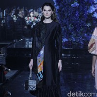 Mel Ahyar memaknai arti kata Idul Fitri yang artinya kembali. Mel pun menghadirkan koleksi ready to wear bertema Kembali Kain di mana dia mengajak pecinta fashion untuk memakai kain tradisional sebagai baju Lebaran 2022.  Foto: Mohammad Abduh/Detikcom.