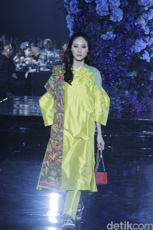 Mel Ahyar memaknai arti kata Idul Fitri yang artinya kembali. Mel pun menghadirkan koleksi ready to wear bertema Kembali Kain di mana dia mengajak pecinta fashion untuk memakai kain tradisional sebagai baju Lebaran 2022.  Foto: Mohammad Abduh/Detikcom.