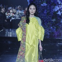 Mel Ahyar memaknai arti kata Idul Fitri yang artinya kembali. Mel pun menghadirkan koleksi ready to wear bertema Kembali Kain di mana dia mengajak pecinta fashion untuk memakai kain tradisional sebagai baju Lebaran 2022.  Foto: Mohammad Abduh/Detikcom.