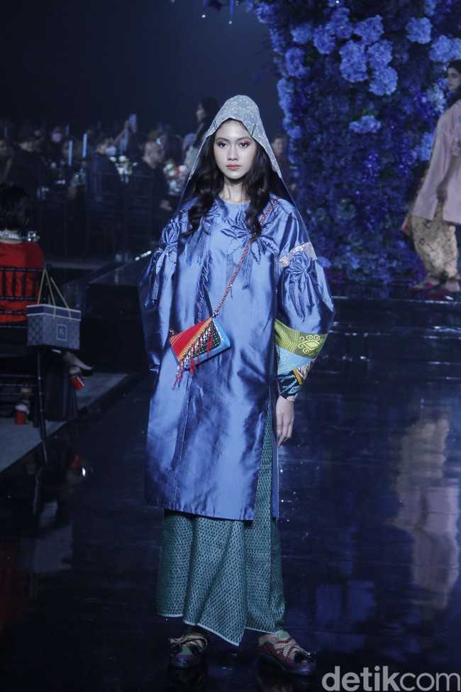 Mel Ahyar memaknai arti kata Idul Fitri yang artinya kembali. Mel pun menghadirkan koleksi ready to wear bertema Kembali Kain di mana dia mengajak pecinta fashion untuk memakai kain tradisional sebagai baju Lebaran 2022. Foto: Mohammad Abduh/Detikcom.