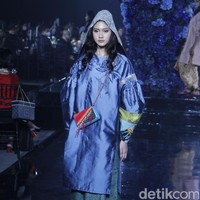 Mel Ahyar memaknai arti kata Idul Fitri yang artinya kembali. Mel pun menghadirkan koleksi ready to wear bertema Kembali Kain di mana dia mengajak pecinta fashion untuk memakai kain tradisional sebagai baju Lebaran 2022. Foto: Mohammad Abduh/Detikcom.
