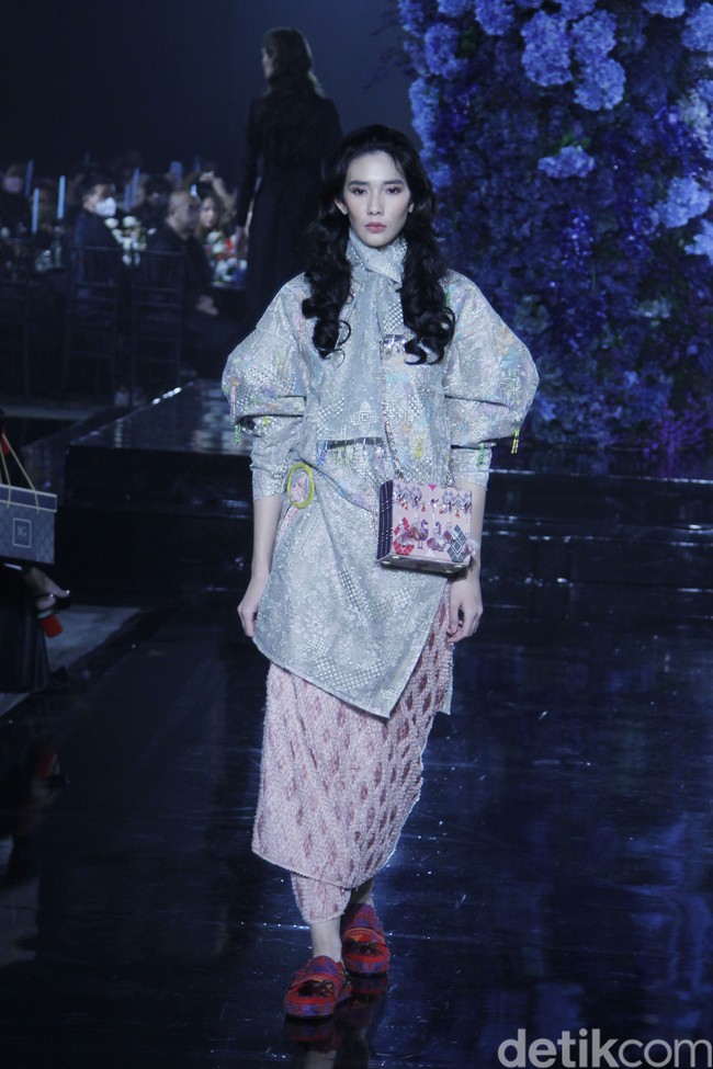 Mel Ahyar memaknai arti kata Idul Fitri yang artinya kembali. Mel pun menghadirkan koleksi ready to wear bertema Kembali Kain di mana dia mengajak pecinta fashion untuk memakai kain tradisional sebagai baju Lebaran 2022. . Foto: Mohammad Abduh/Detikcom.
