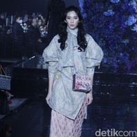 Mel Ahyar memaknai arti kata Idul Fitri yang artinya kembali. Mel pun menghadirkan koleksi ready to wear bertema Kembali Kain di mana dia mengajak pecinta fashion untuk memakai kain tradisional sebagai baju Lebaran 2022. . Foto: Mohammad Abduh/Detikcom.