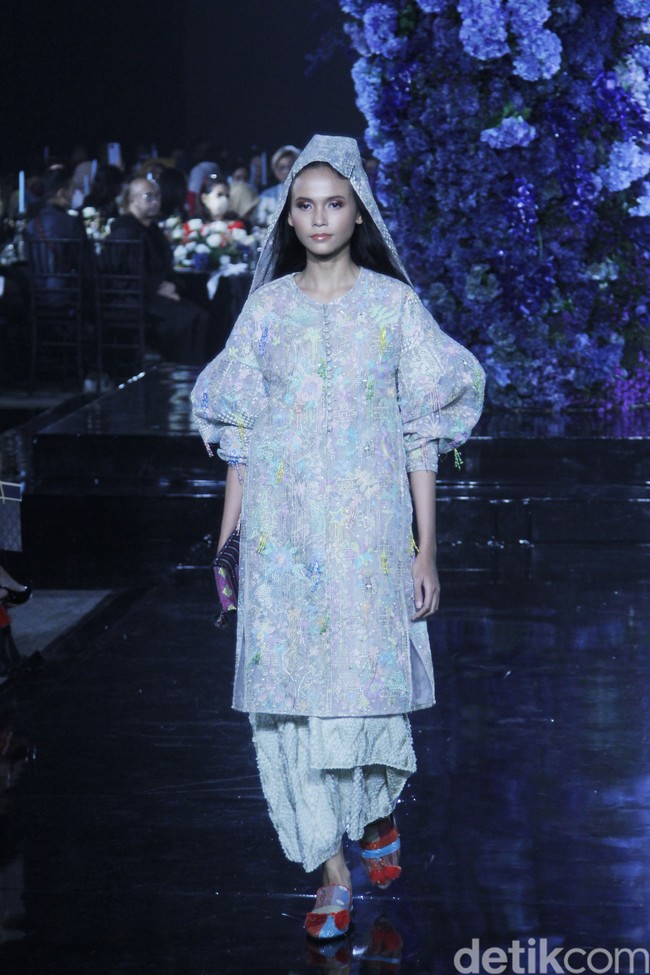 Mel Ahyar memaknai arti kata Idul Fitri yang artinya kembali. Mel pun menghadirkan koleksi ready to wear bertema Kembali Kain di mana dia mengajak pecinta fashion untuk memakai kain tradisional sebagai baju Lebaran 2022.  Foto: Mohammad Abduh/Detikcom.