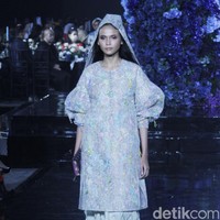 Mel Ahyar memaknai arti kata Idul Fitri yang artinya kembali. Mel pun menghadirkan koleksi ready to wear bertema Kembali Kain di mana dia mengajak pecinta fashion untuk memakai kain tradisional sebagai baju Lebaran 2022.  Foto: Mohammad Abduh/Detikcom.