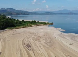 Viral Laut Bima Berubah Warna Cokelat, DLH Ambil Sampel Air
