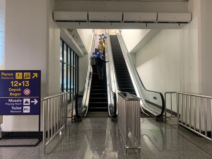 Kondisi eskalator di Stasiun Manggarai, Rabu (27/4).