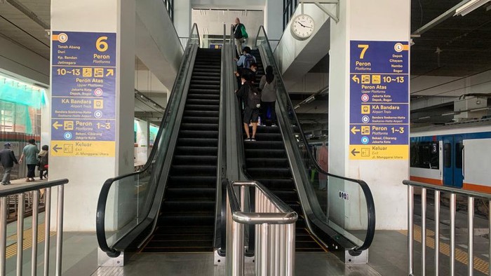 Kondisi eskalator di Stasiun Manggarai, Rabu (27/4).