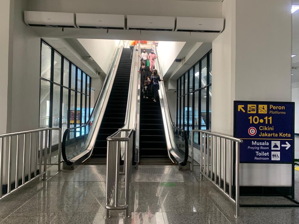 Kondisi eskalator di Stasiun Manggarai, Rabu (27/4).