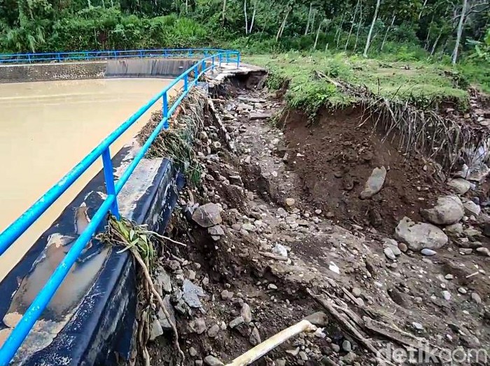 Kondisi kerusakan Embung Dlingseng di Banjaroya, Kalibawang, Kulon Progo, Rabu (27/4/2022).