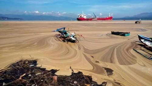 Kondisi Pantai Amahami yang diduga tercemar limbah