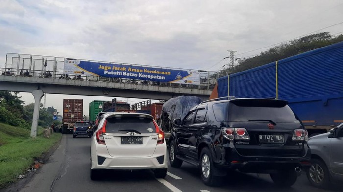 Lalu lintas di Tol Jakarta-Cikampek, Rabu (27/4/2022) pukul 15.40 WIB