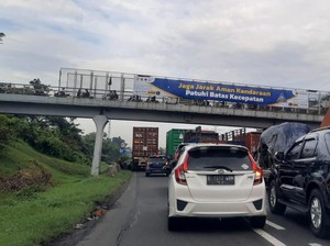 Suasana Lalin Tol Jakarta-Cikampek Sore Ini, Ada Kemacetan di Km 48