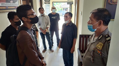 Sejumlah warga Banjar Batan Poh, Desa Pandak Gede, saat mengadukan MAP yang sering mengancam tetangganya di Polsek Kediri, Tabanan